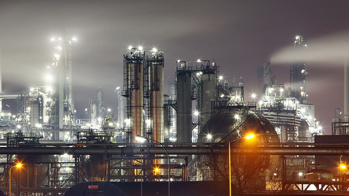 bild på industriområde på natten