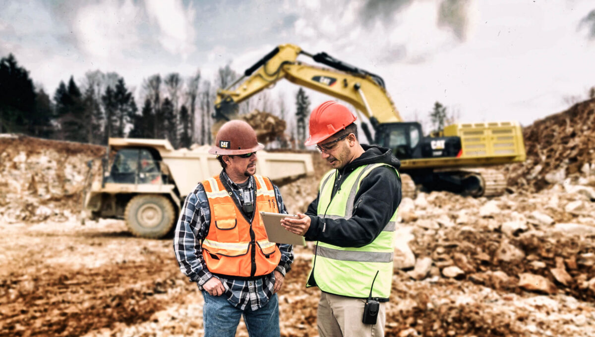 två män pratar på byggarbetsplats