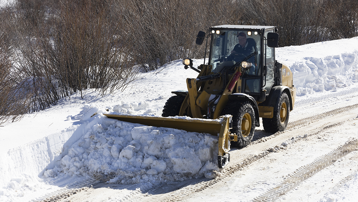 Kompakta hjullastaren Cat 906 plogar vägen från snö