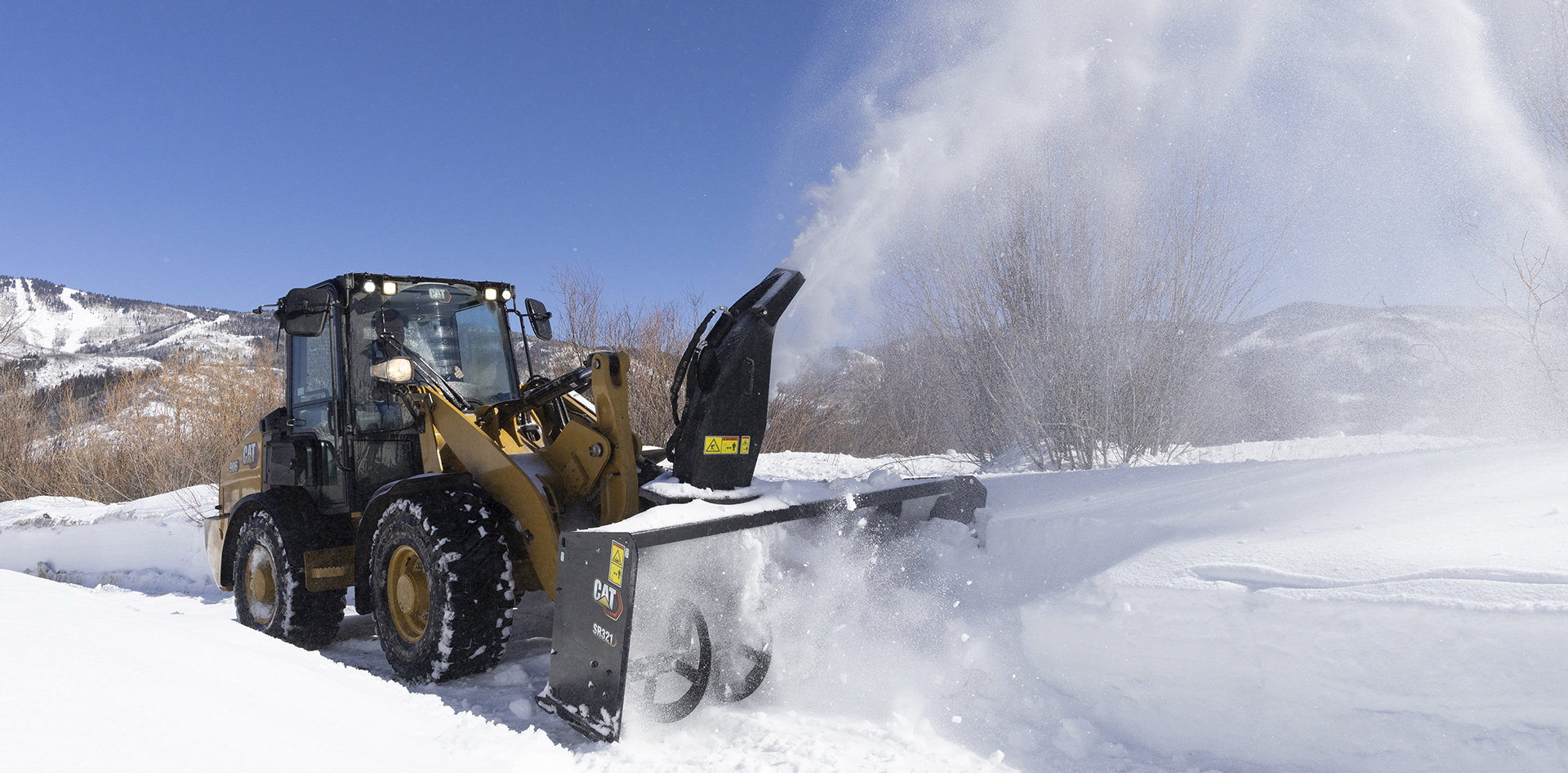 Kompakta hjullastaren Cat 906 sprutar bort snö