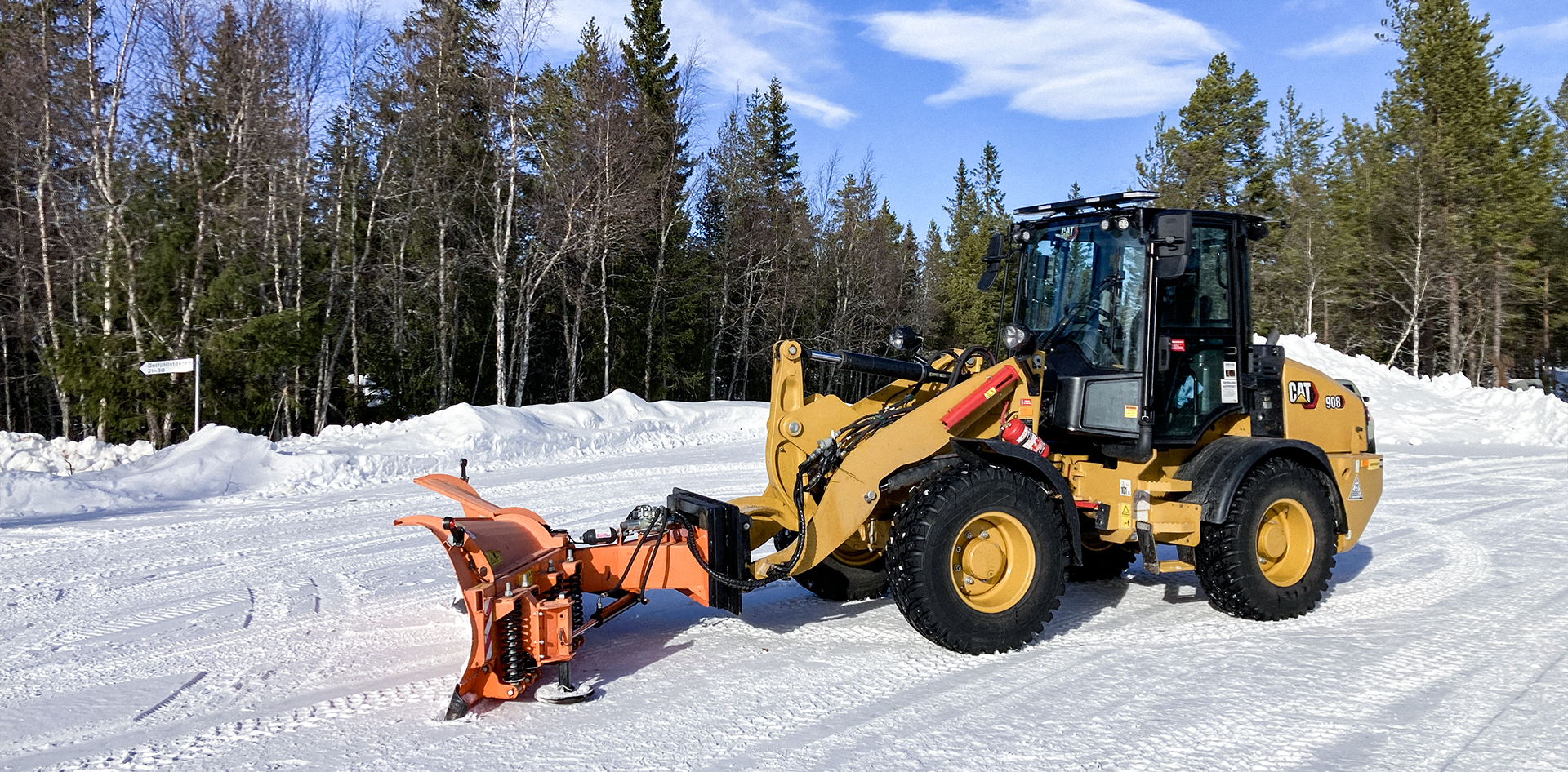 Kompakta hjullastaren Cat 908 med snöplog
