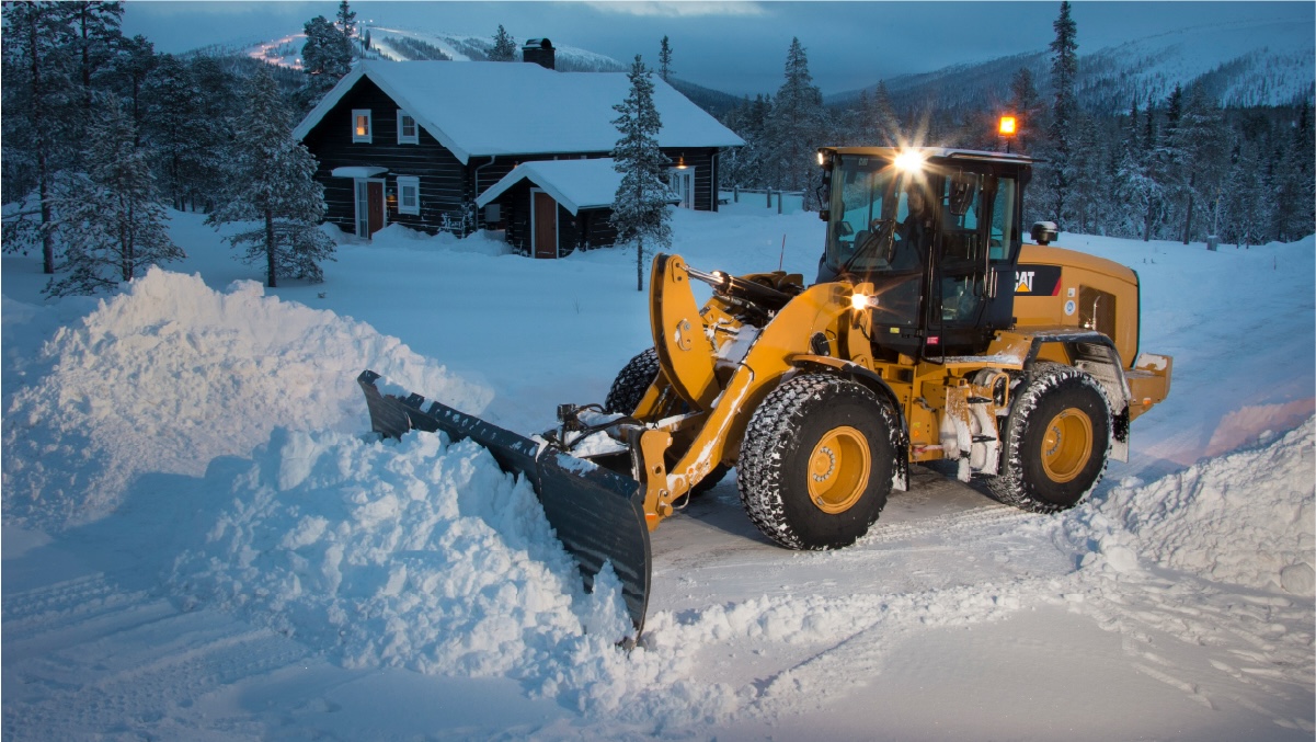 Cat 930M skottar snö i svensk vintermiljö