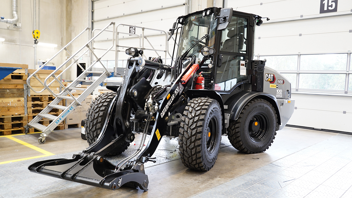 Cat 908 Centennial Edition framifrån