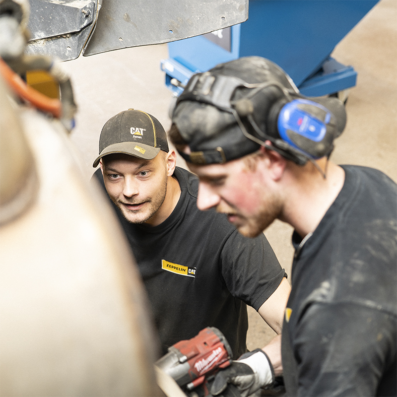 Mekaniker jobbar i en verkstad hos Zeppelin-Cat